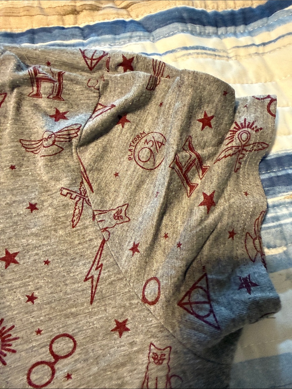 Gray Short Sleeve Tee with Maroon Wizard Motif - Picture 4 of 4